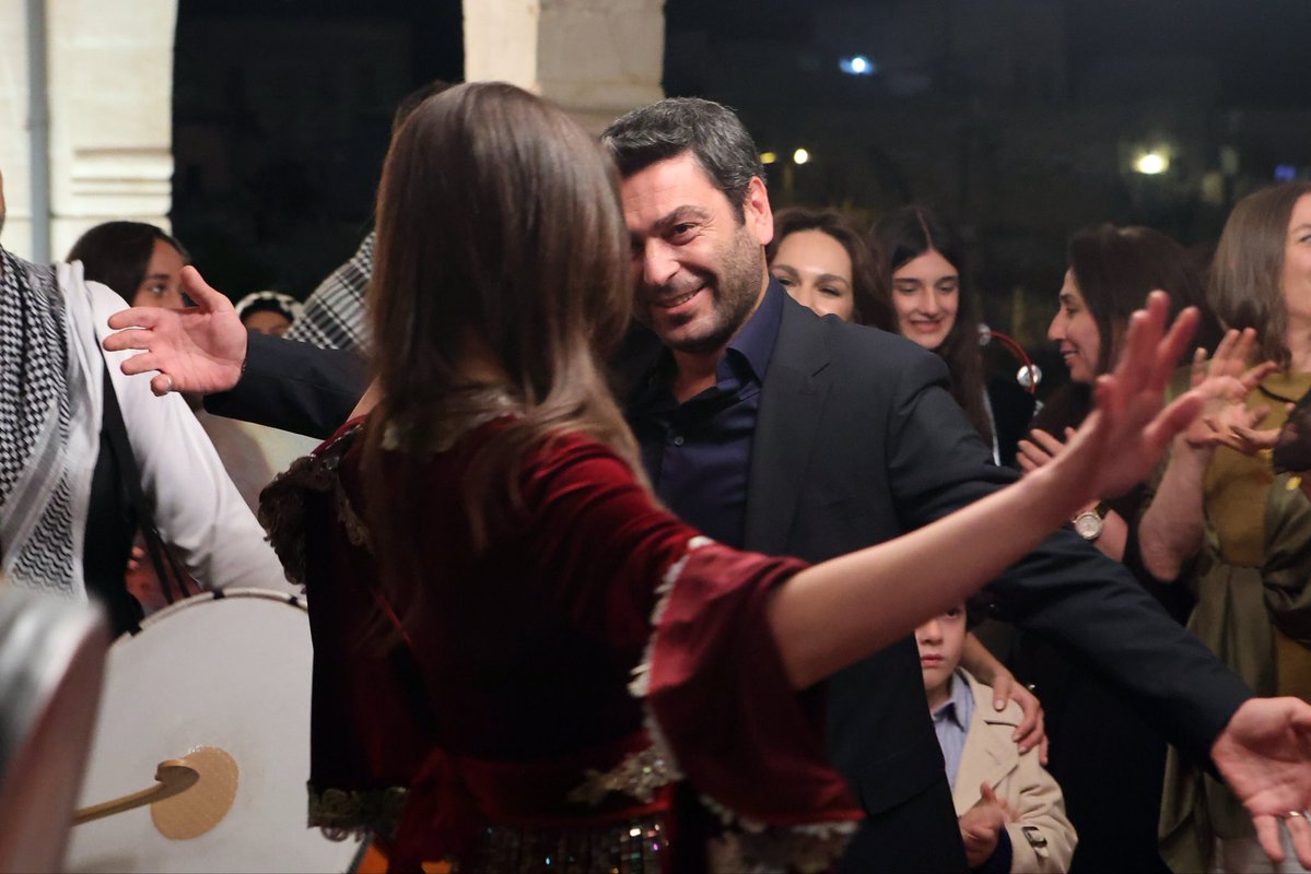 Uzaksehirdizi's tweet photo. Bu akşam kınamız var ahali. 🥳 ❤️ #CihAl
 
Herkesi ekran başına bekliyoruz! 🎊
 
#UzakŞehir sezon finaliyle bu akşam 20.00’de #KanalD’de!
 
@ayna_yapim @ayyapim @KanalD https://t.co/4nWrorofj7