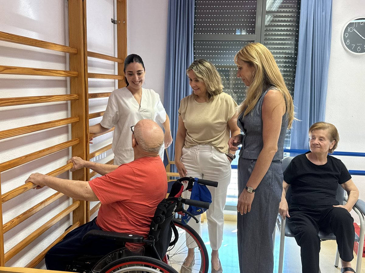 PolitSocialMur's tweet photo. Mejoramos y adaptamos los centros de día para personas mayores  con el objetivo de adaptarlos a las necesidades de los usuarios y mejorar así su calidad de vida. 

Las mejoras en infraestructuras y equipamiento, con una inversión de 800.000 euros, benefician a más de 1.300 personas en toda la Región.

🔗 https://t.co/5HsISIGhsg