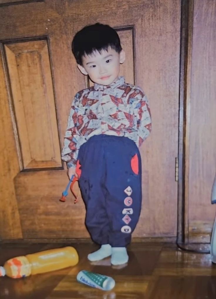 ljs4l's tweet photo. Does Lee Jong-suk see the future?
Why on earth does this kid act like a model? https://t.co/XBXfyV32a9
