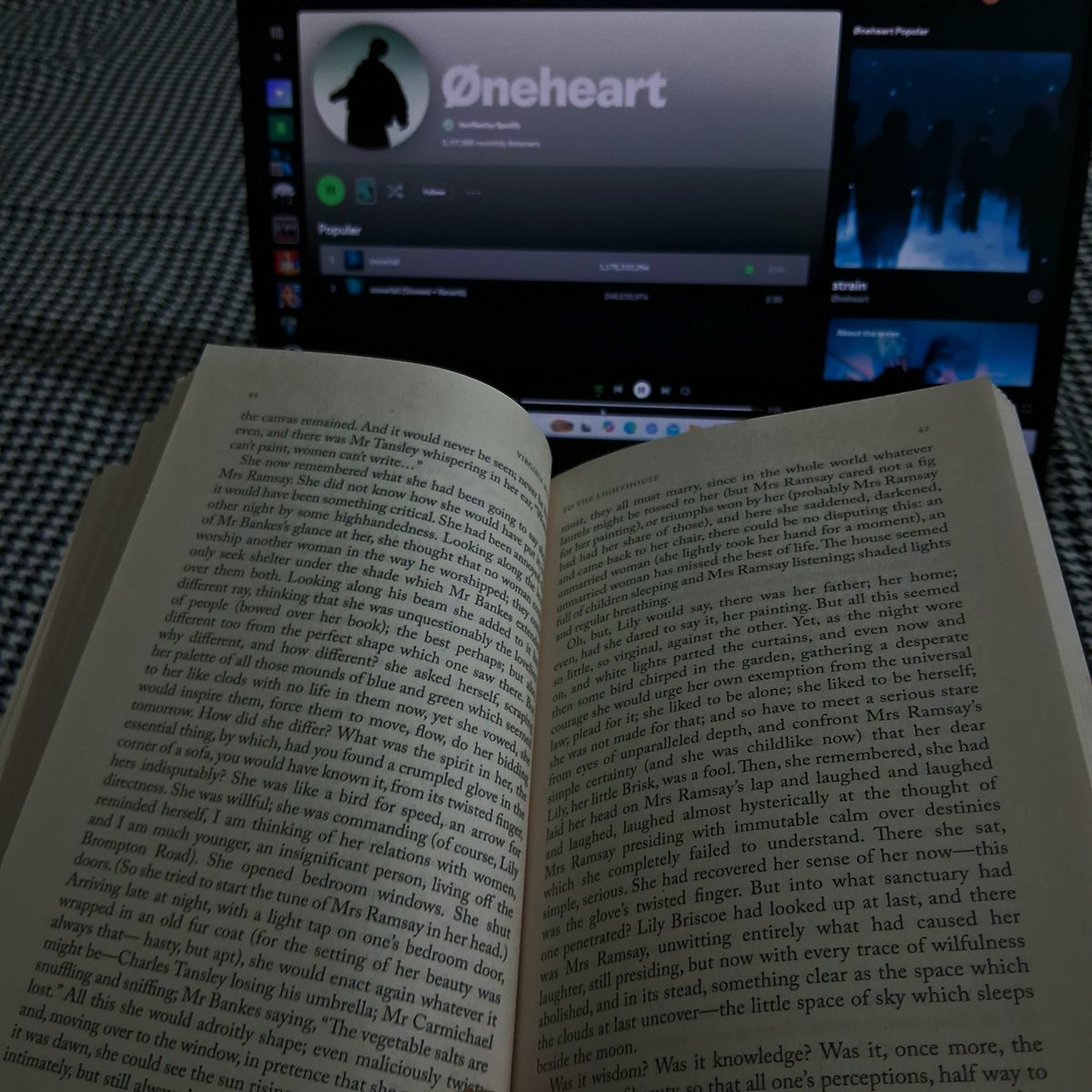 Aprill_BTS__'s tweet photo. Calming evening 📖 #books #Calming #read https://t.co/u8w5ERKLlL