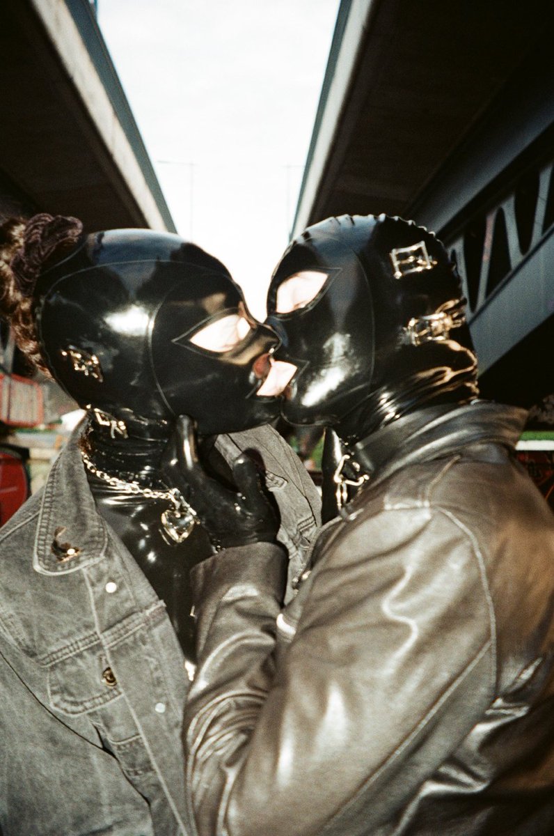 moltxnotxurgirl's tweet photo. #heavyrubber kisses with Mo
Shot by @itsBlingvision 

#fansly #fanslymodel #c4s #clips4sale #rubber #latexcouple #bdsm #latexhood #latexmask #onlyfans #onlyfansmodel #of #kissing https://t.co/B92cK3xEq7