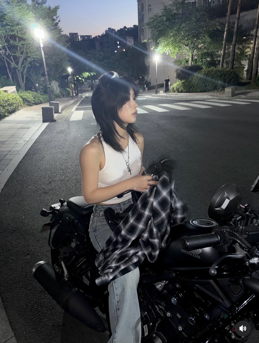 wondering__gal's tweet photo. My top 3 💖:
1st - no explanation needed 👄
2nd - Rebel bike!
3rd - Cutest! Probably taken by 🍪 (I miss them 😭)

Did 🍪 just found her cute &amp; took a photo when she got home?
She's still playing with Kong 😭

🍪 who consistently wait for Aiki even if she gets home super late 🥺 https://t.co/bxFJDIso9D