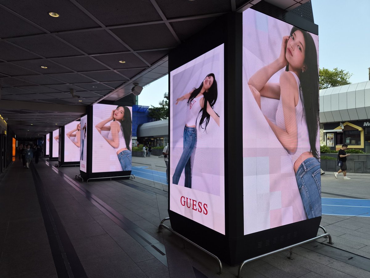 suzypopbase's tweet photo. bae suzy x guess ads at coex and her hometown gwangju

credit to kpopidol_closet
#수지 https://t.co/7q6xXgYD21