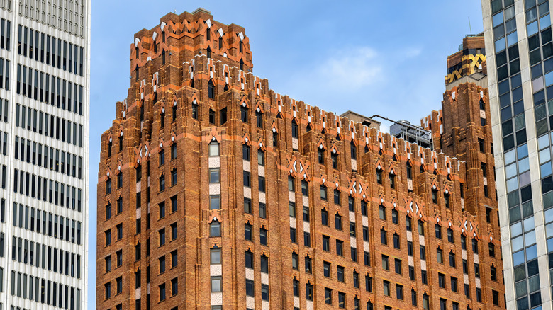dccockfoster's tweet photo. The best American architectural invention is the stone skyscraper - the giant, ornately carved beautiful buildings that you see in midtown Manhattan, FiDi, Detroit, Chicago, etc.

I think we should be building way, way more of these https://t.co/ho4dGb2Uqg