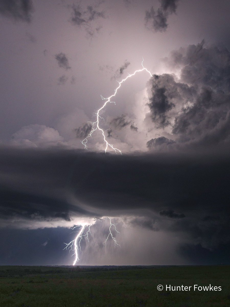 StrmchsrHunterF's tweet photo. Heck of a storm last night near Madison, KS. 

Those widowmakers meant business! https://t.co/xntyCYuaxa