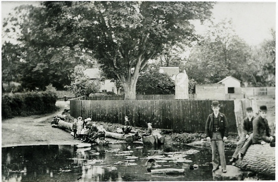 rollittl's tweet photo. A correspondent says he spent early years in Tring, always called Bulbourne 'Boobun', Wilstone 'Wilstun', Startops End 'Starrups End'. Many Tring people thought #berkhamsted was a swanky sort of town - 'all spats and no socks'! Billet Lane ford... https://t.co/WawBjLhbhS https://t.co/q4JXZzss0K