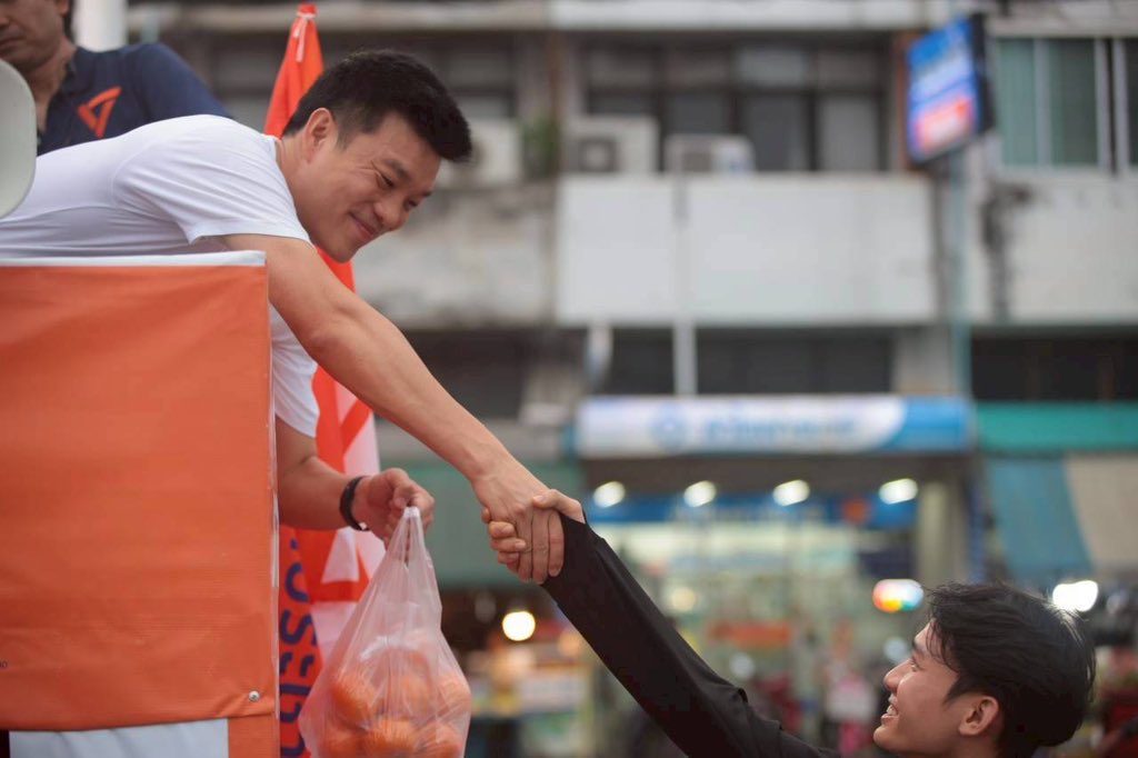teng_pple's tweet photo. เดินตลาดวงศกร แวะเคหะออเงิน พูดคุยกับพี่น้องประชาชนที่วัชรพล 3 และปิดท้ายที่ตลาดป้ากิ่ง บางเขนครับ 
.
วันนี้ได้ลงพื้นที่ร่วมกับ อ๊อฟ-ภมร พลจันทร์ ผู้สมัคร ส.ก. เขตสายไหม และ นุ-ภาณุวัฒน์ ศรีวงษา ผู้สมัคร ส.ก. เขตบางเขน รับฟังปัญหาและข้อเสนอจากประชาชนโดยตรง
.
สายไหมมีโจทย์เรื่องสิ่งแวดล้อมและคุณภาพชีวิต บางเขนมีโจทย์เรื่องการเดินทางและการดูแลผู้สูงอายุ แต่ทุกปัญหามีทางออก ถ้ามีคนพร้อมผลักดันอย่างจริงจัง
.
ไม่ต้องรออีกต่อไป พร้อมแก้ให้ทุกปัญหา 🙌🏻🧡