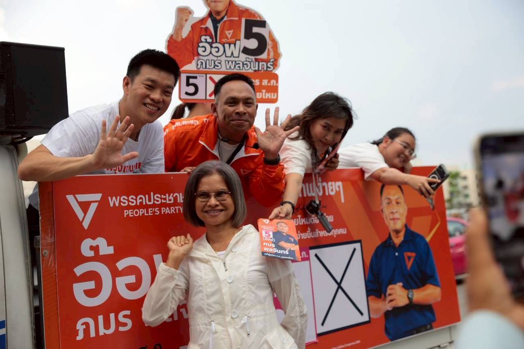 teng_pple's tweet photo. เดินตลาดวงศกร แวะเคหะออเงิน พูดคุยกับพี่น้องประชาชนที่วัชรพล 3 และปิดท้ายที่ตลาดป้ากิ่ง บางเขนครับ 
.
วันนี้ได้ลงพื้นที่ร่วมกับ อ๊อฟ-ภมร พลจันทร์ ผู้สมัคร ส.ก. เขตสายไหม และ นุ-ภาณุวัฒน์ ศรีวงษา ผู้สมัคร ส.ก. เขตบางเขน รับฟังปัญหาและข้อเสนอจากประชาชนโดยตรง
.
สายไหมมีโจทย์เรื่องสิ่งแวดล้อมและคุณภาพชีวิต บางเขนมีโจทย์เรื่องการเดินทางและการดูแลผู้สูงอายุ แต่ทุกปัญหามีทางออก ถ้ามีคนพร้อมผลักดันอย่างจริงจัง
.
ไม่ต้องรออีกต่อไป พร้อมแก้ให้ทุกปัญหา 🙌🏻🧡