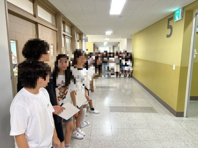 yerintopic's tweet photo. the kids lining up and climbing the chairs to see yerin 😂 https://t.co/XF0eF8O3aF