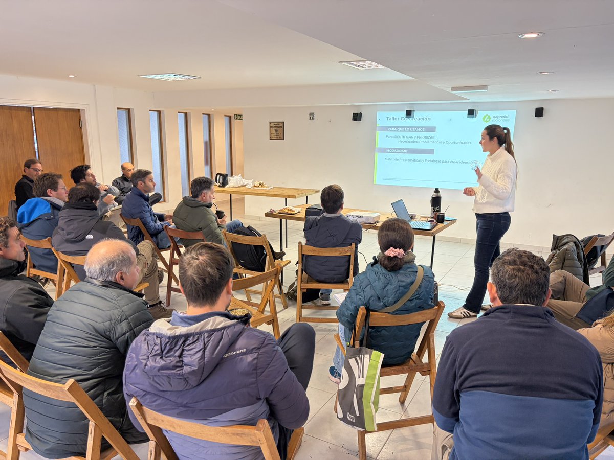 AapreMDQFangio's tweet photo. 🚀 El viernes 29/5 la Regional Juan Manuel Fangio de @aapresid se reunió en Balcarce para el taller "CoCrear", un espacio para pensar juntos y definir el rumbo que viene.
Construir el futuro se hace en equipo. 
¡Y este equipo va con todo! 💪
#juntossabemosmas https://t.co/AdRp9ylXUd