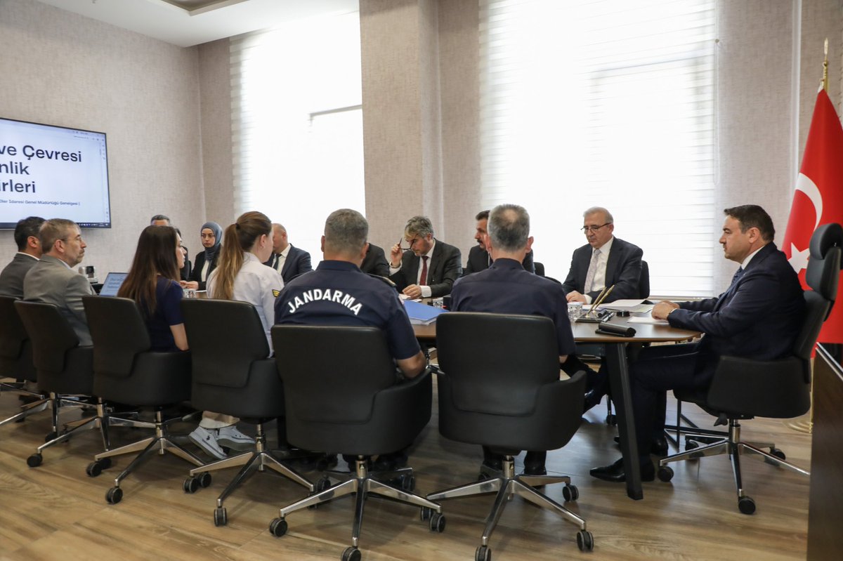 KutahyaValiligi's tweet photo. Valimiz Sayın Musa Işın başkanlığında, çocukların eğitim süreçlerinin güvenliğine ilişkin koruyucu ve önleyici hizmet ile tedbirlerin artırılmasına yönelik İl Yürütme Kurulu Toplantısı gerçekleştirildi.

Valilik Toplantı Salonu’nda düzenlenen toplantıya; Vali Yardımcısı Sayın Faruk Bekarlar, ilgili kurum temsilcileri, il protokolü ve komisyon üyeleri katıldı.

Toplantıda; çocukların eğitim süreçlerinde karşılaşılan güvenlik riskleri, okul çevrelerinde alınan tedbirler, çocuklara yönelik şiddet, ihmal ve istismar olayları, akran zorbalığı, siber güvenlik, servis ve trafik güvenliği ile bağımlılıkla mücadele başta olmak üzere birçok konu ele alındı.

Ayrıca okul güvenliği kapsamında yürütülen çalışmalar, kurumlar arası iş birliği ve koordinasyon süreçleri değerlendirilirken, öğrencilerin güvenli eğitim ortamlarında öğrenim görmelerine yönelik koruyucu ve önleyici tedbirler görüşüldü.

Toplantıda ilgili kurumlar tarafından yürütülen mevcut çalışmalar değerlendirilerek, çocukların eğitim süreçlerinde karşılaşabilecekleri risklerin azaltılması ve güvenli eğitim ortamlarının güçlendirilmesine yönelik yapılacak çalışmalar ele alındı.

Valimiz Sayın Musa Işın, çocukların güvenli, sağlıklı ve huzurlu ortamlarda eğitim almasının önemine değinerek kurumlar arası koordinasyonun etkin şekilde sürdürülmesinin gerekliliğini ifade etti.