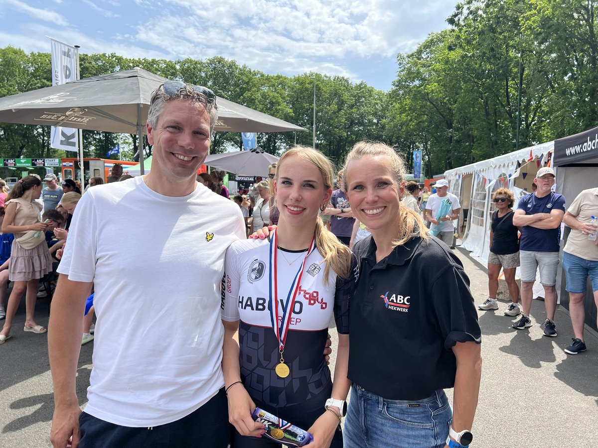 elviraSalet's tweet photo. Lauren van de Brink niet alleen goed op de ‘gladde ijzers’ maar ook op de wieltjes snel. Afgelopen weekend NK Inline Heerde goud 500m goud Puntenkoers én zilver Relay samen met Asia Bergsma en Esmee Bonestroo. https://t.co/f1wEEzB6g1