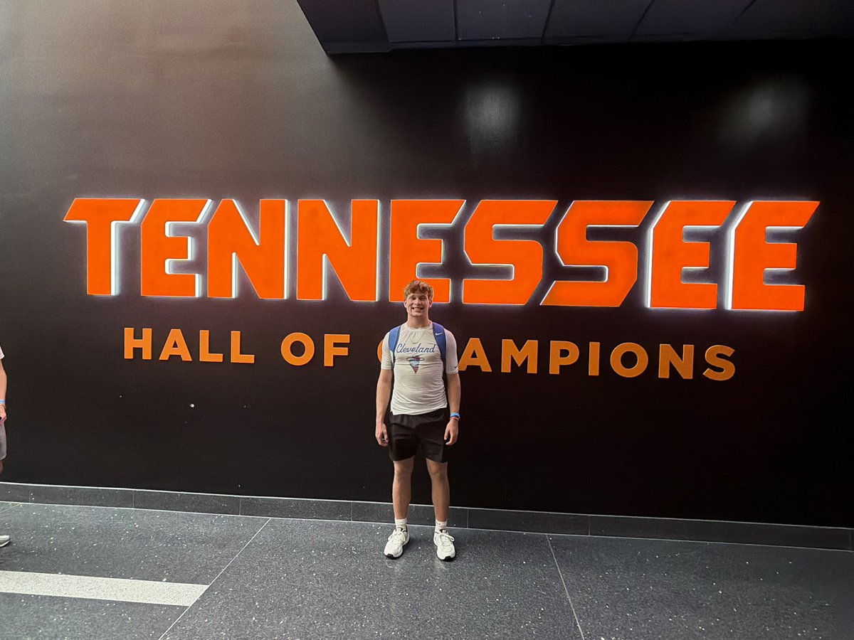 DaxtonEvans32's tweet photo. Had a great camp at the University of Tennessee on Sunday! It was great meeting @CoachJimKnowles and @coachjoshheupel @Vol_Football @cbrownrun11 @CHSRaidersFBall https://t.co/x6pSzzJ7DM
