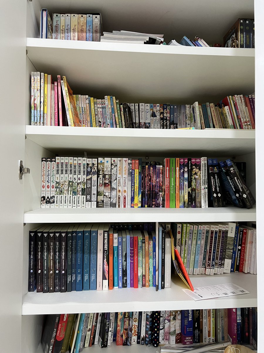 willowbookworm's tweet photo. แอบถ่ายมาบางส่วนเท่าที่ถ่ายได้ค่ะ 😆 ชั้นมันลึก เลยซ้อนหนังสือไว้สามชั้น 55555555 ข้างในก็จะลับแลหน่อย ส่วนชั้นอีบุ๊คก็…อุดมกองดอง 😭😭😭 https://t.co/w2OfYSADn7