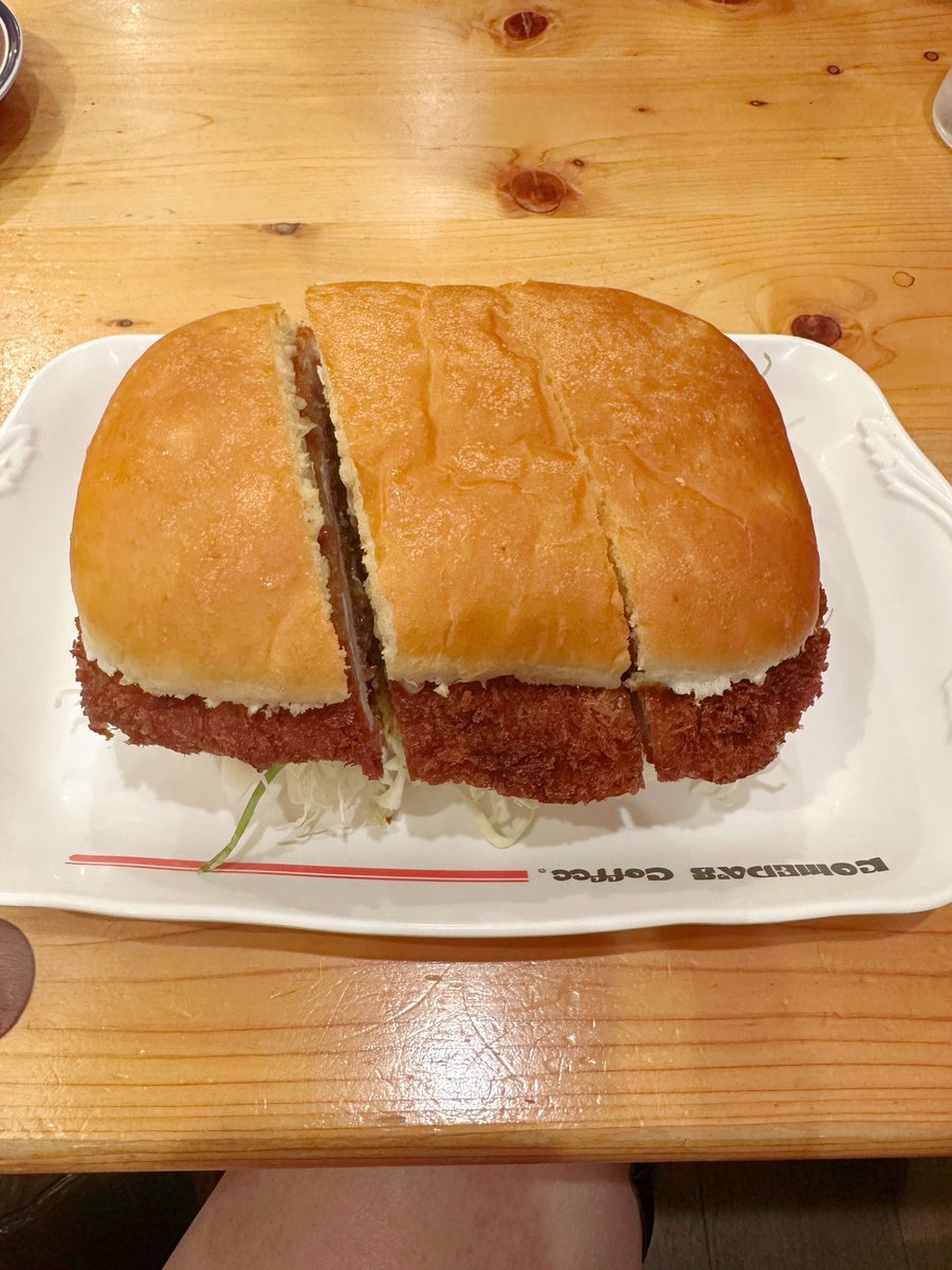 cross66b's tweet photo. コメダのカツカリーパン‼️

美味しいけど、デカかった🤣 https://t.co/JgAgh8mcec