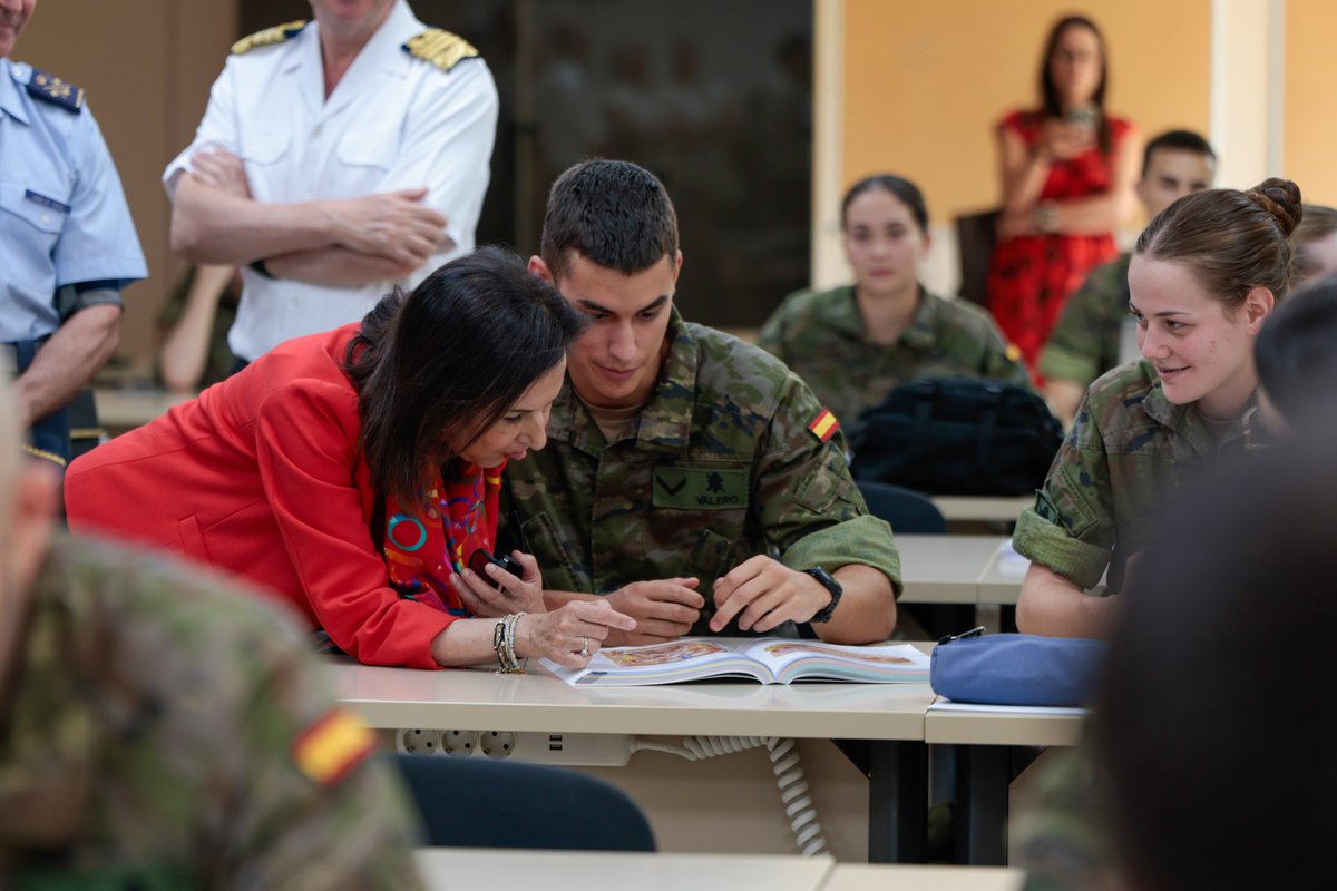 Defensagob's tweet photo. Los alumnos de la Academia Central de la Defensa se forman en un centro de excelencia donde se unen conocimiento, vocación y servicio. 

La  ministra de Defensa visita hoy este espacio clave para los Cuerpos Comunes de las #FuerzasArmadas al servicio de España. https://t.co/Fd6vMbQEsr