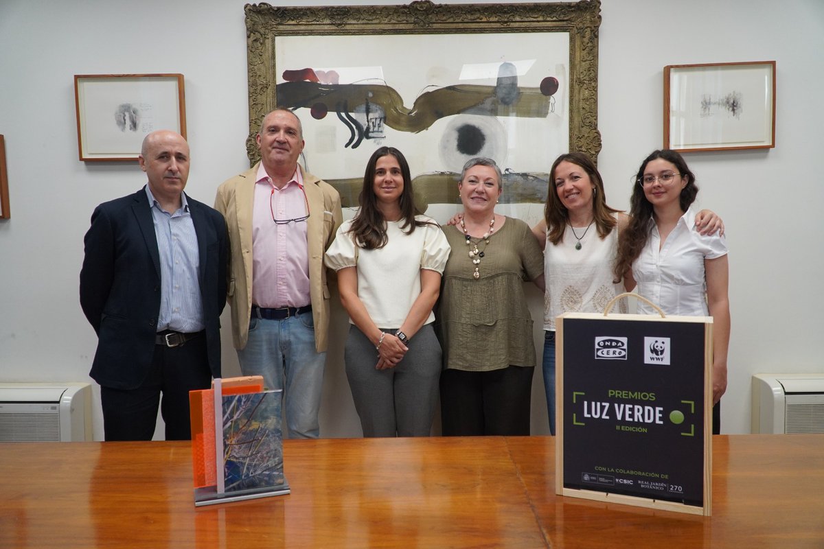riosconvida's tweet photo. Presentamos al Presidente y Comisaria de Aguas de la @CHJucar el premio recibido por el proyecto conjunto de custodia fluvial "Adopta Un Río Palancia".
Premio 𝗟𝘂𝘇 𝗩𝗲𝗿𝗱𝗲 -  𝗔𝗴𝘂𝗮, entregado por @OndaCero_es @WWFespana @atresmediacom 
#OrgulloAEMS x unos Ríos con Vida 🩵 https://t.co/IA4eQ1aG2u