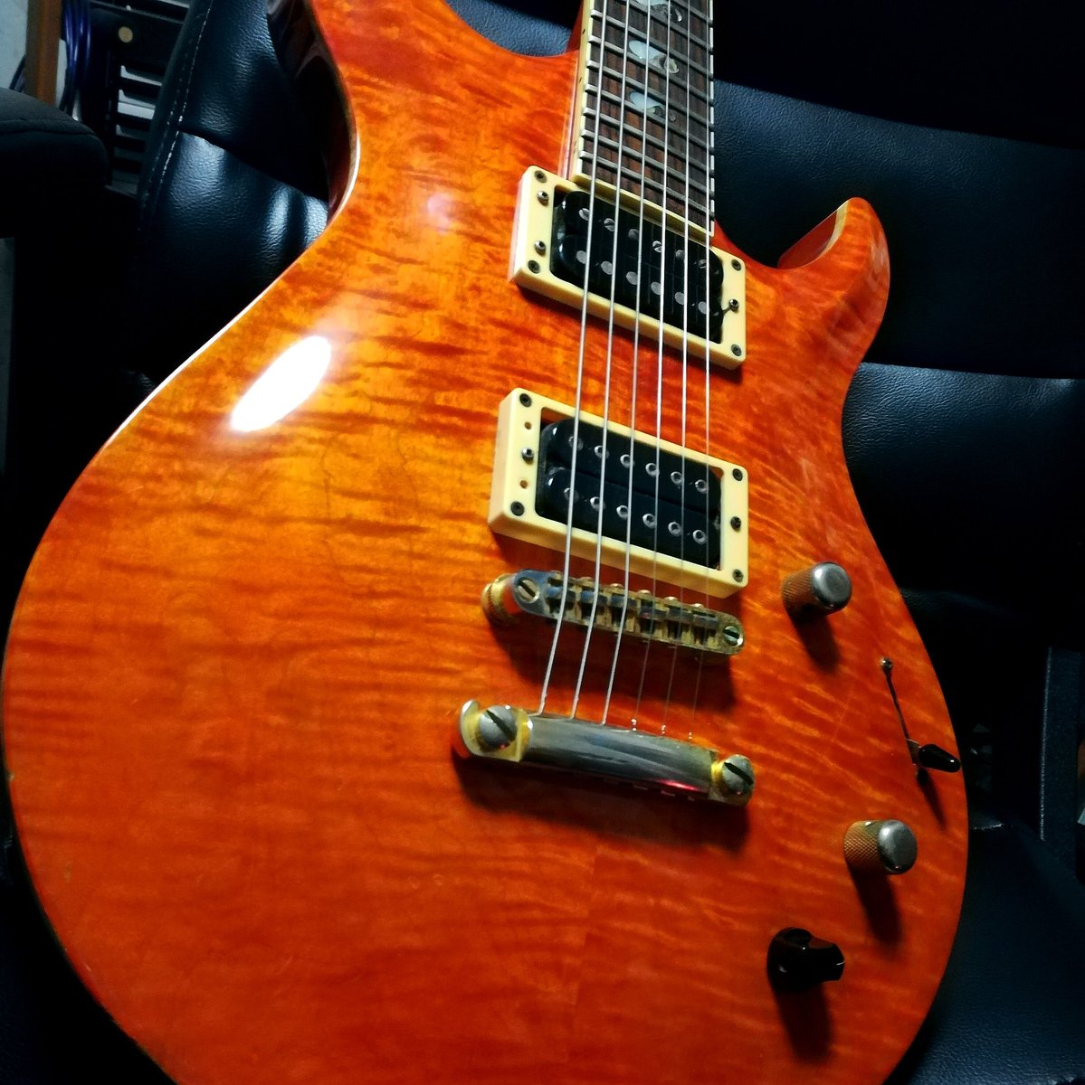 sera1250's tweet photo. バンド時代から使ってるCaparison、意を決してガチガチのリペアとピックアップ交換をすることにしたので、仕上がりがめちゃ楽しみ😢 https://t.co/jMV8ysuS3e