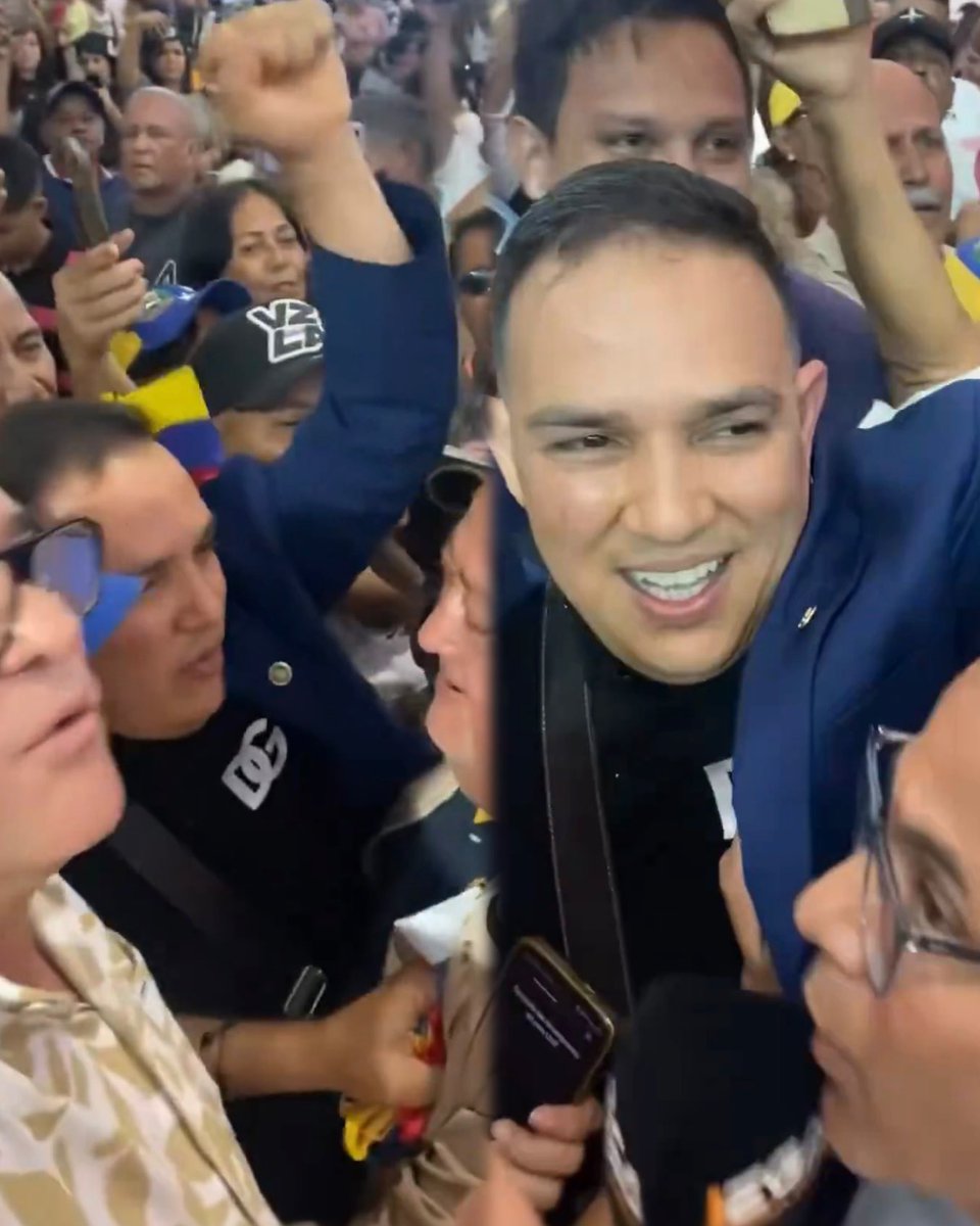 Exploraxnoticia's tweet photo. 🚨 ÚLTIMA HORA‼️ | 🇻🇪 Wilmer Azuaje regresó este domingo a Venezuela tras 7 años de exilio forzado, aterrizando en el Aeropuerto Internacional de Maiquetía.

Decenas de personas lo recibieron en el aeropuerto cantando el himno nacional y gritando repetidamente “¡Libertad!” ￼

Azuaje enfrentó detenciones, torturas y persecución política por parte del chavismo antes de huir clandestinamente en 2019. ￼ Regresó junto al también exdiputado Julio Montoya.

🇻🇪 Venezuela sigue cambiando. 🕊️