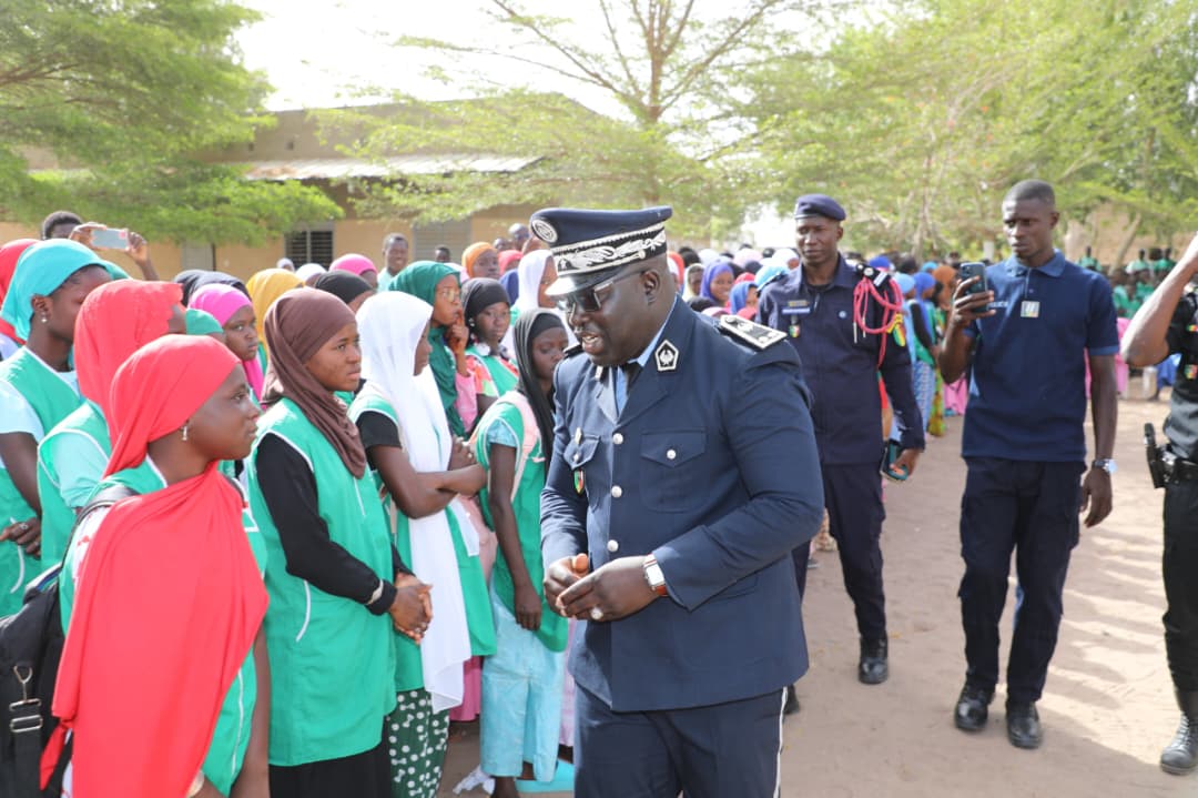 PoliceNationSN's tweet photo. Monday Motivation | #EDUPOLSEN
Une nouvelle semaine pour incarner la police de proximité ! Mobilisés pour un Sénégal plus sûr à travers 4 priorités :
Sécurité routière,  Citoyenneté &amp; Civisme,  Lutte contre la drogue,  Prévention cybercriminalité

Engagés par le dialogue  ! https://t.co/3R83w6vLZ7