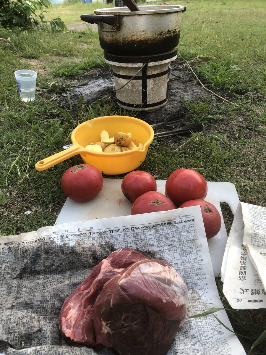 fno1984's tweet photo. 玉村豊男『料理の四面体』を読んだ人はもれなく食べたくなるであろうアルジェリア式羊肉シチュー、屋外で炭火と七輪・ペコペコのアルミ鍋・未精製オリーブオイル・完熟トマトを手で潰す、と玉村自身よりも再現度高めで作ってみた。シンプルながらも強い素材が混じり合って我ながらめちゃくちゃうまい https://t.co/rCB0nZEVZJ