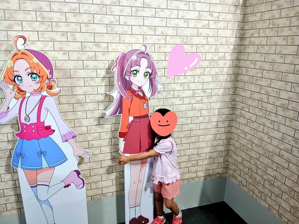 roming_romy's tweet photo. この前の土曜に子供と一緒に名探偵プリキュア展に行ってきました！招待状の謎を解いたもののどこに持ってけばいいか分からず迷宮に誘われてしまったんですが、子供は謎とかどうでもいいらしくて推しに抱きついて楽しんでました！ https://t.co/kytmruRU9h