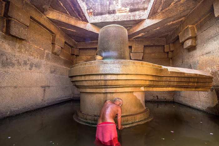 CassieCMartin's tweet photo. I’m on my way to India to visit the World Heritage Site of Hampi. The site covers over 40 square km and is FILLED with mystery - including a green diorite step well, monolithic doors, a giant lingam and evidence for lathing technology. We’ll spend the next four days there. Stay tuned!!