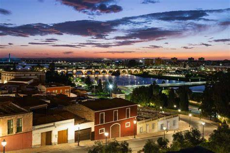 InesSainzOf's tweet photo. Tengo que agradecer a "El Batutas" que me haya descubierto Badajoz. Estoy feliz aquí con sus gentes encantadoras y su homenaje gastronómico al cerdo.
Hasta el calor lo llevo bien. ¡¡No me quiero ir!! https://t.co/ApgUQ78egN