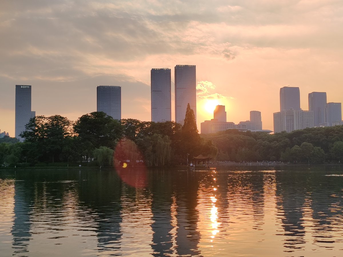 tekeyizhi's tweet photo. @a_free_cat00 你在说台湾？
以下是中国大陆三线城市长沙夜景： https://t.co/m9f0LHNTun