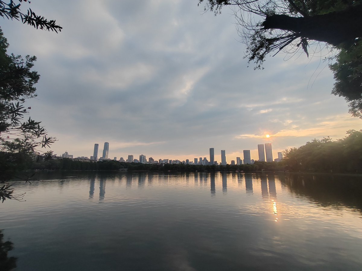 tekeyizhi's tweet photo. @a_free_cat00 你在说台湾？
以下是中国大陆三线城市长沙夜景： https://t.co/m9f0LHNTun