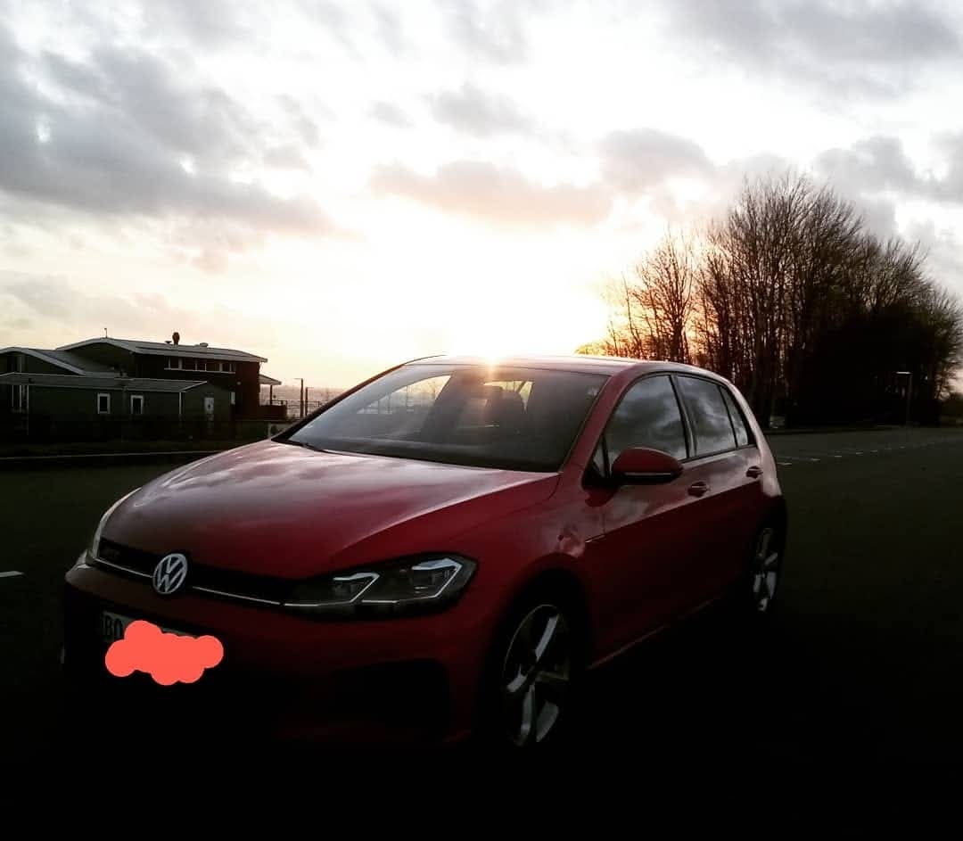 Mileage_impo's tweet photo. 2017 Volkswagen Golf GTI with 450,000 km (279,617 miles) on the clock.

Everything is still original except for the water pump. It got replaced at 300,000 km (186,411 miles). 

The car goes up to 250 km/h (155 mph) almost every day at Autobarn. https://t.co/2BfPcCd93f