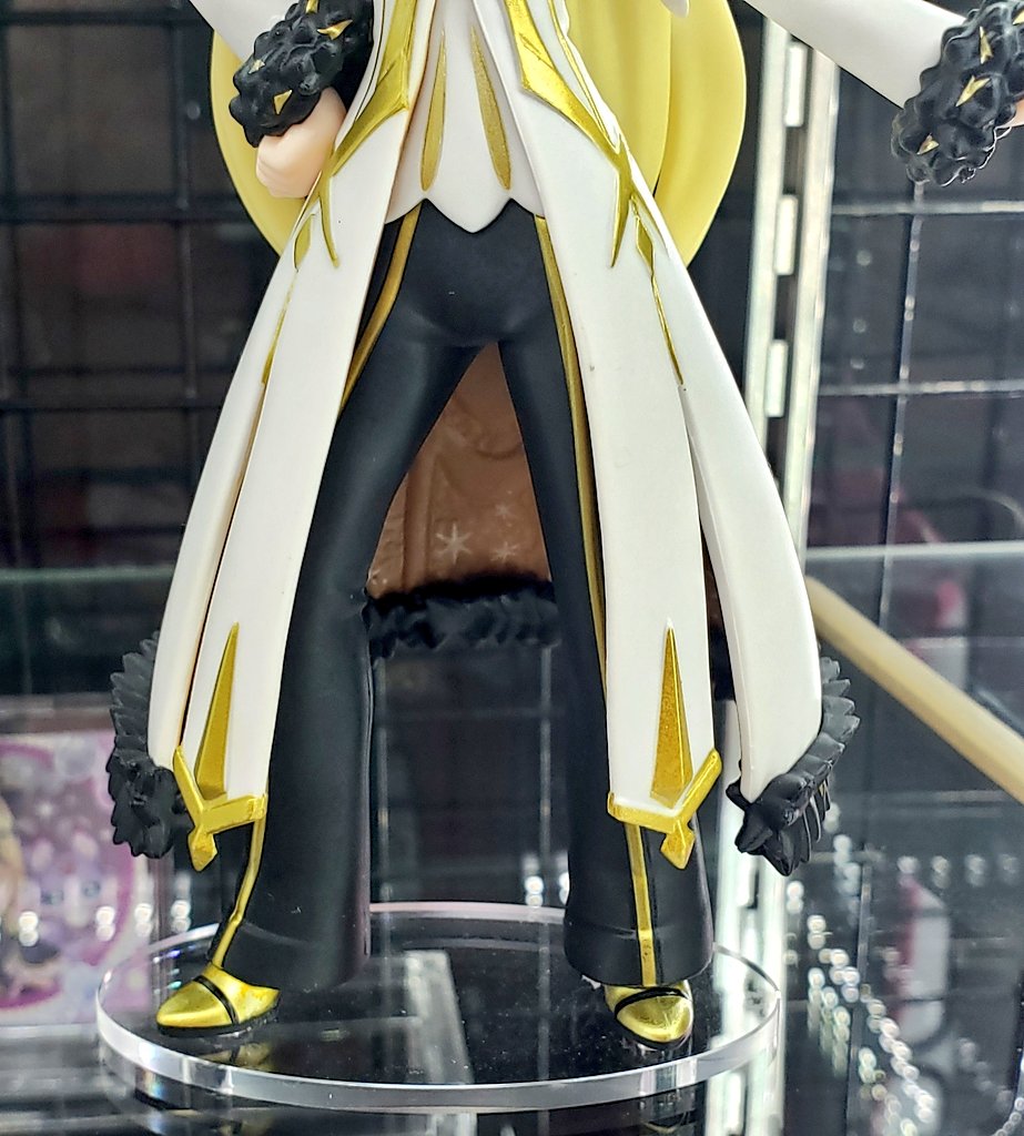 シロナさんのフィギュア台座アクリルプレートなのがめちゃくちゃいい