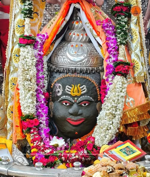 Prem44325040's tweet photo. 🙏🌹*Jai Shree Mahakal*🌹🙏
*श्री महाकालेश्वर ज्योतिर्लिंग का भस्म आरती शृंगार दर्शन*
*01-06-2026 कण-कण में महादेव* https://t.co/4UFEfh2JAW