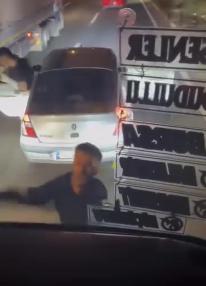 darkwebhaber's tweet photo. Yolcu otobüsünün önünü kesip saldıran şahıslara 657.719 TL rekor ceza kesildi. 

Sürücünün ehliyetine 8 ay el konuldu, araçları 2 ay trafikten men edildi. https://t.co/iS16wgAuGM