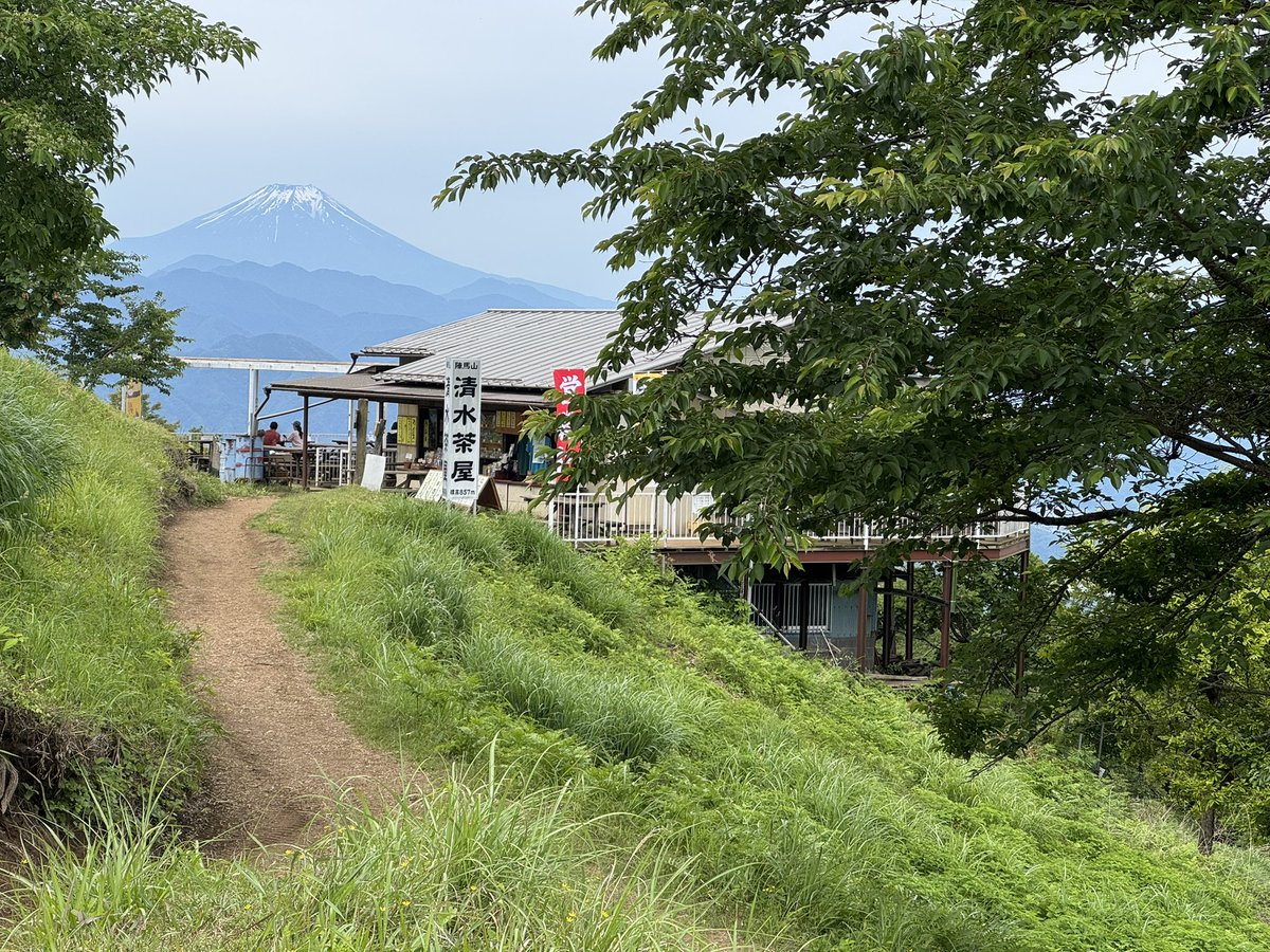 6maeda's tweet photo. 昨日はずっとやってみたかった陣馬山→景信山→小仏城山→高尾山の奥高尾縦走をやってきた！最後リフトに乗りたい誘惑を必死に堪えた自分褒めたい…！各山頂の茶屋で色々楽しめて最高ですわ。高尾山以外は座れないほどでは全然無いし。美味かった〜😋 https://t.co/aHBoMk2bJP