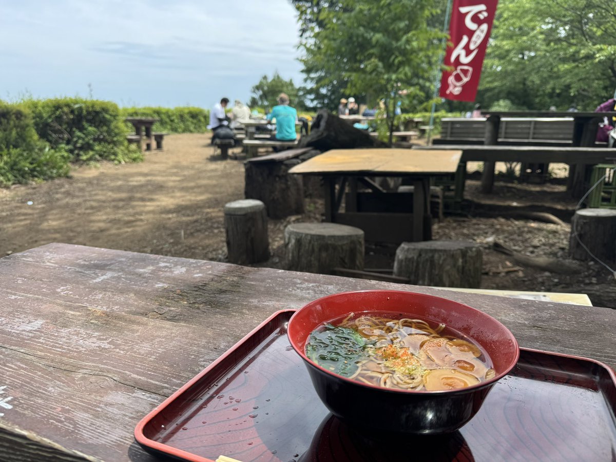 6maeda's tweet photo. 昨日はずっとやってみたかった陣馬山→景信山→小仏城山→高尾山の奥高尾縦走をやってきた！最後リフトに乗りたい誘惑を必死に堪えた自分褒めたい…！各山頂の茶屋で色々楽しめて最高ですわ。高尾山以外は座れないほどでは全然無いし。美味かった〜😋 https://t.co/aHBoMk2bJP