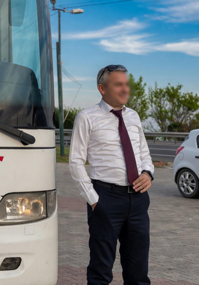 asayisberkemal0's tweet photo. Pamukkale Turizm’e ait yolcu otobüsü, iddiaya göre Denizli-Aydın Otoyolu’nda bariyerlere çarptıktan sonra alevlere teslim oldu. Kazada 1’i bebek 8 kişi yaşamını yitirmişti, 33 kişi de yaralanmıştı.

Kazanın ardından hayatını kaybeden otobüs şoförünün, alkollü araç kullanmak dahil 36 trafik cezası bulunduğu ortaya çıktı. (Nefes)