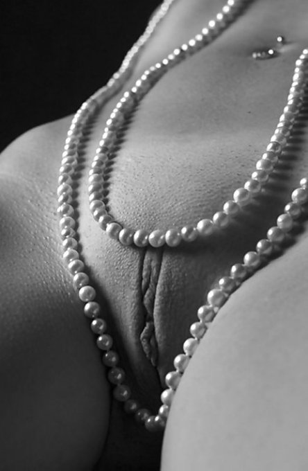 sexyglamour66's tweet photo. J'adore les perles, surtout quand il fait chaud. Imaginez le supplice: vous, attaché à ma croix, et moi vêtue de ces simples perles, nue devant vous, entrain de vous regarder comme un trophé, me caressant!! Je vous ai placé un bandeau sur les yeux!! https://t.co/GloGjVT8ii