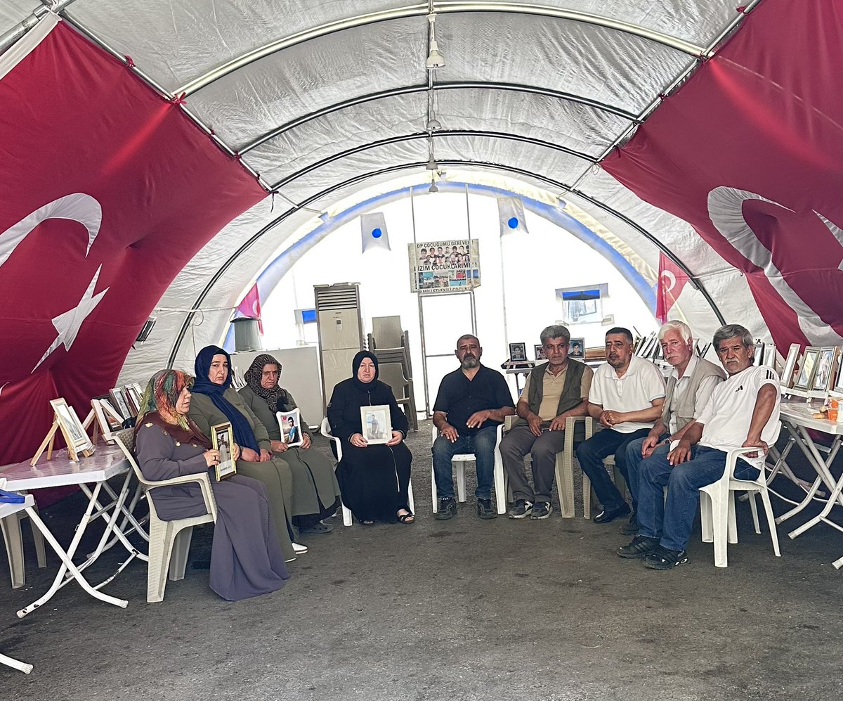 Celalgoger's tweet photo. Terörsüz Türkiye sürecine destek vererek.
Evlatlarına kavuşmak isteyen Diyarbakır Anneleri,

Büyük bir umutla, büyük bir heyecanla onları bekliyoruz.

Sayın Cumhurbaşkanımızdan ve Bahçeli'den 
Allah binlerce kez razı olsun. 
Dediler.

@RTErdogan 
@dbdevletbahceli 
@mustafaciftcitr 
@suleymansoylu 
@turanbulent