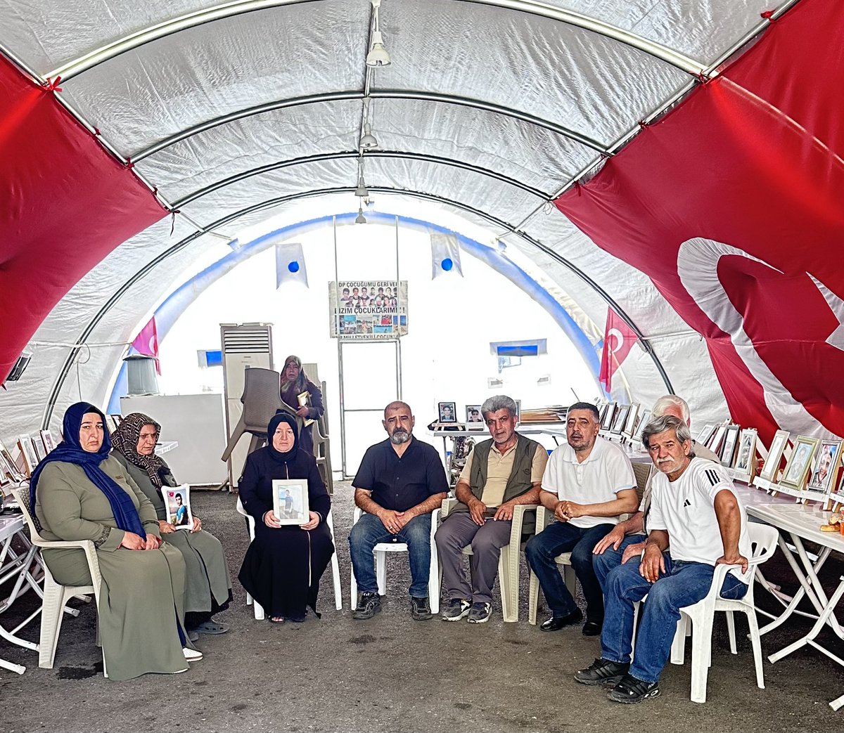 Celalgoger's tweet photo. Terörsüz Türkiye sürecine destek vererek.
Evlatlarına kavuşmak isteyen Diyarbakır Anneleri,

Büyük bir umutla, büyük bir heyecanla onları bekliyoruz.

Sayın Cumhurbaşkanımızdan ve Bahçeli'den 
Allah binlerce kez razı olsun. 
Dediler.

@RTErdogan 
@dbdevletbahceli 
@mustafaciftcitr 
@suleymansoylu 
@turanbulent
