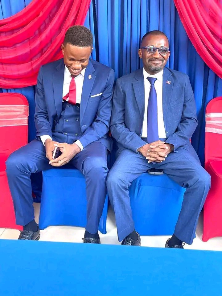 rtiofisyel's tweet photo. Le Dr Yvens Joseph, diplômé de l’École de Médecine de Limonade, a été officiellement installé comme vice-délégué de Trou-du-Nord. Dans son allocution de circonstance, il a lancé un vibrant appel à l’unité, à la cohésion sociale et à une meilleure intégration des jeunes compétents et qualifiés au sein de l’administration publique. Son intervention se voulait également une réponse à ceux qui remettent en question le choix d’un jeune cadre pour diriger la vice-délégation truvienne. Il a défendu avec conviction l’idée que la jeunesse, lorsqu’elle est bien formée et animée par le sens du service public, constitue un atout majeur pour le développement et la modernisation des institutions de l’État.