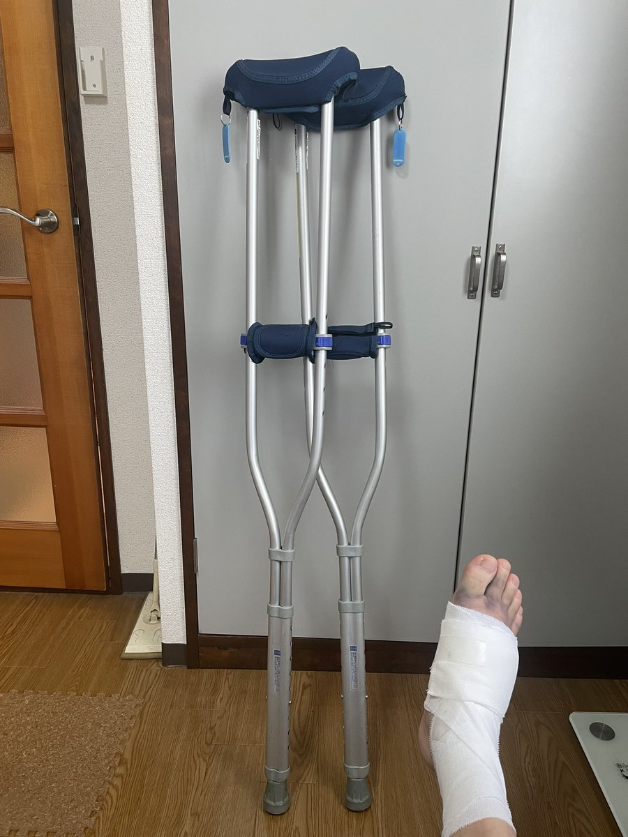 ryoaltered's tweet photo. 今日は自宅近くの病院を受診して
松葉杖を貸してもらいました。
思ってたよりも前へ進みません。
変に力も入ります。
スーパーの買い物は松葉杖よりもカートのほうが便利でした。 https://t.co/KLjlpRs8TK