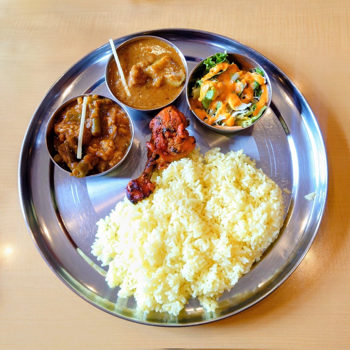 devour_curry's tweet photo. 岩本町 / Aarti アールティ
 C Set

ズッキーニチキン＆ベジタブルのカレーにタンドリーチキンが付くセット
いつも野菜が美味しくて https://t.co/exzYKK6PAx