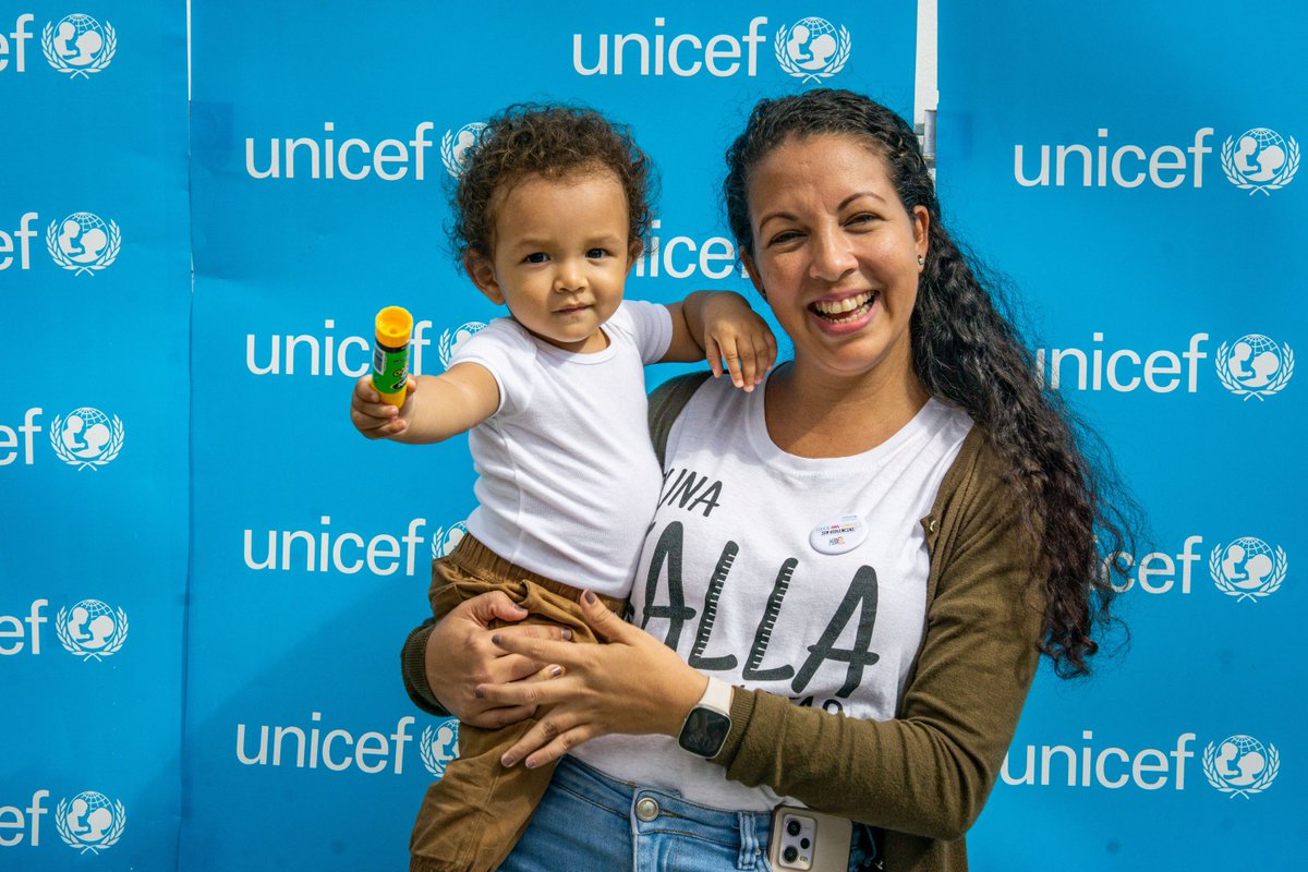 UNICEFCuba's tweet photo. 💙Hoy celebramos el Día Internacional de la Infancia y también el Día Mundial de las Madres y los Padres. UNICEF da inicio al mes dedicado a la crianza porque las madres y los padres necesitan apoyo para educar a sus hijos e hijas todos los días. #ACriarSeAprende https://t.co/xnqfrYsQNl