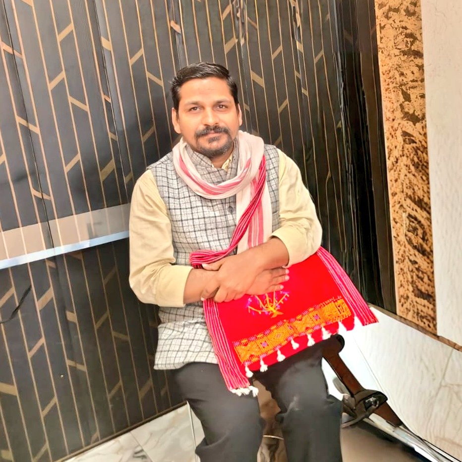 Sachingupta's tweet photo. उत्तर प्रदेश –
प्रयागराज पुलिस ने "संयुक्त प्रतियोगी छात्र हुंकार मंच" के संयोजक पंकज पांडे को हिरासत में लिया। कल 3 कोचिंग सेंटर सील किए गए हैं। यह सब कार्रवाई छात्रों के प्रदर्शन के बाद हो रही है। https://t.co/7OXVbPoeuE