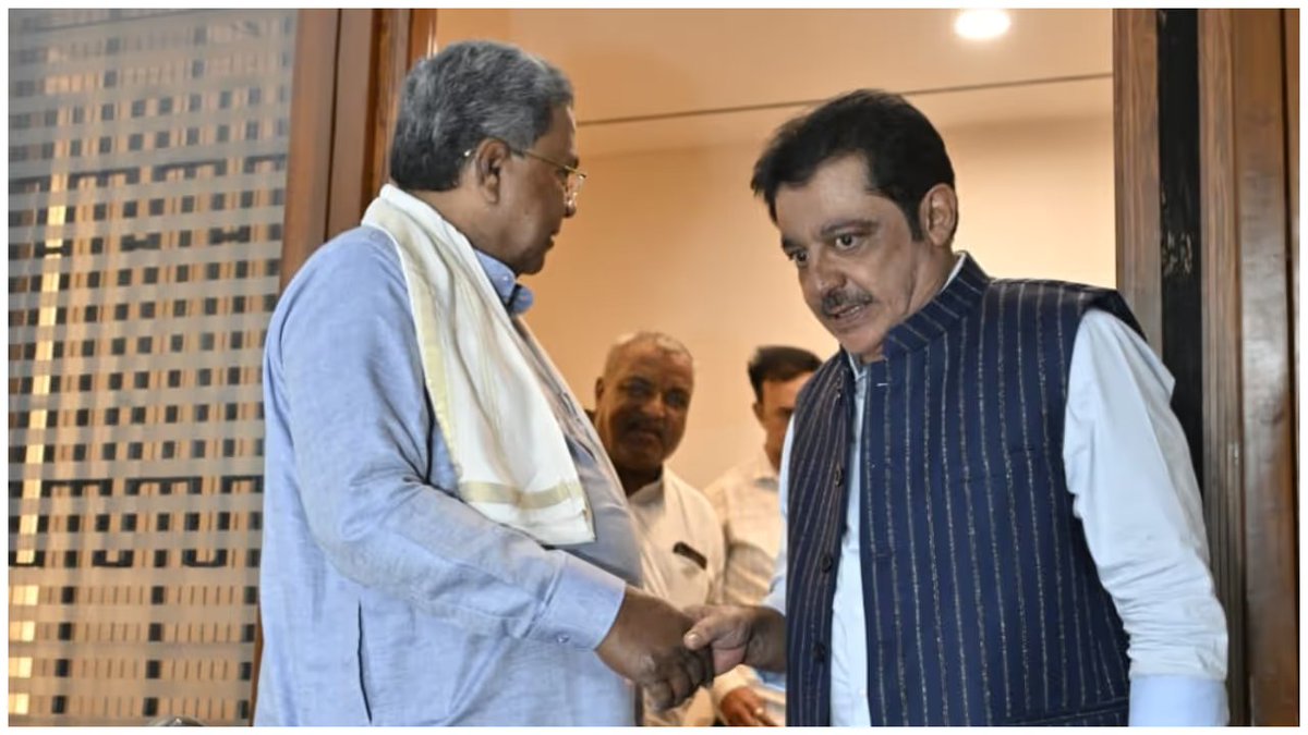 AsianetNewsSN's tweet photo. ಜಮೀರ್ ಆಡಿಯೋ ವಿವಾದ ಬೆನ್ನಲ್ಲೇ ಮುಸ್ಲಿಂ ನಾಯಕರ ರಹಸ್ಯ ಸಭೆ! ದೆಹಲಿ ಪ್ರವಾಸಕ್ಕೂ ಸಿದ್ದರಾಮಯ್ಯ ಬ್ರೇಕ್!
Read More: https://t.co/jgPPUnMkOG
#ZameerAhmedKhan #Siddaramaiah #BengaluruPolitics #CongressKarnataka #AudioControversy