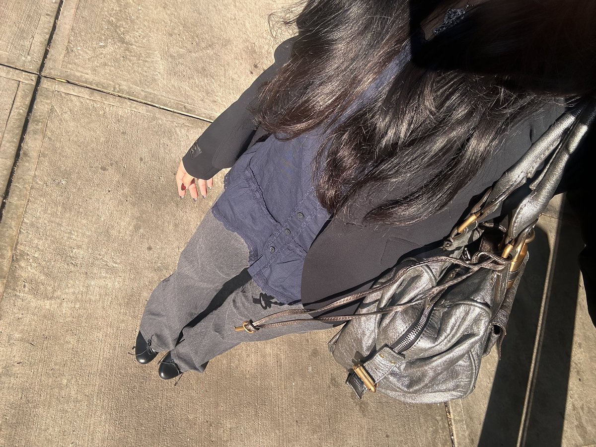 oatposting's tweet photo. it’s this girl’s first day in corporate america https://t.co/GSKp8VAJ9D
