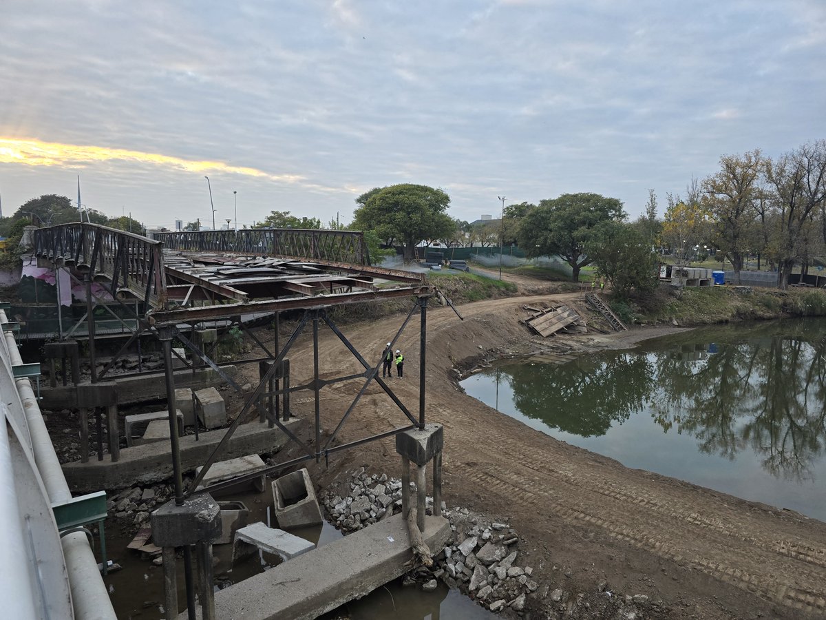 MinSPcba's tweet photo. 🚧🏗️ RÍO TERCERO: UNA OBRA QUE TRANSFORMARÁ LOS MARGENES DEL RÍO

En el marco de la Obra de Protección de Márgenes del Río Tercero, que se desarrolla entre Villa Nueva y Villa María, continúa el retiro y demolición del antiguo puente Vélez Sarsfield mediante un operativo de gran precisión que utiliza dos grúas, una de ellas con capacidad superior a las 100 toneladas.👷🏽💪🏽
