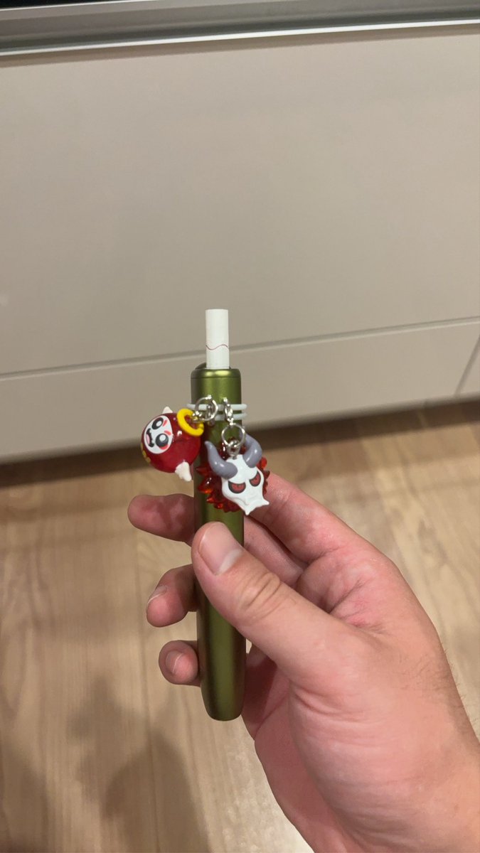 peimon23's tweet photo. 嫁のガチャガチャについてって見つけただるさかめじるし😏
これiQOSの持ち手じゃないとこに付けれるようにならんかな笑 https://t.co/hh1LpJ33nq