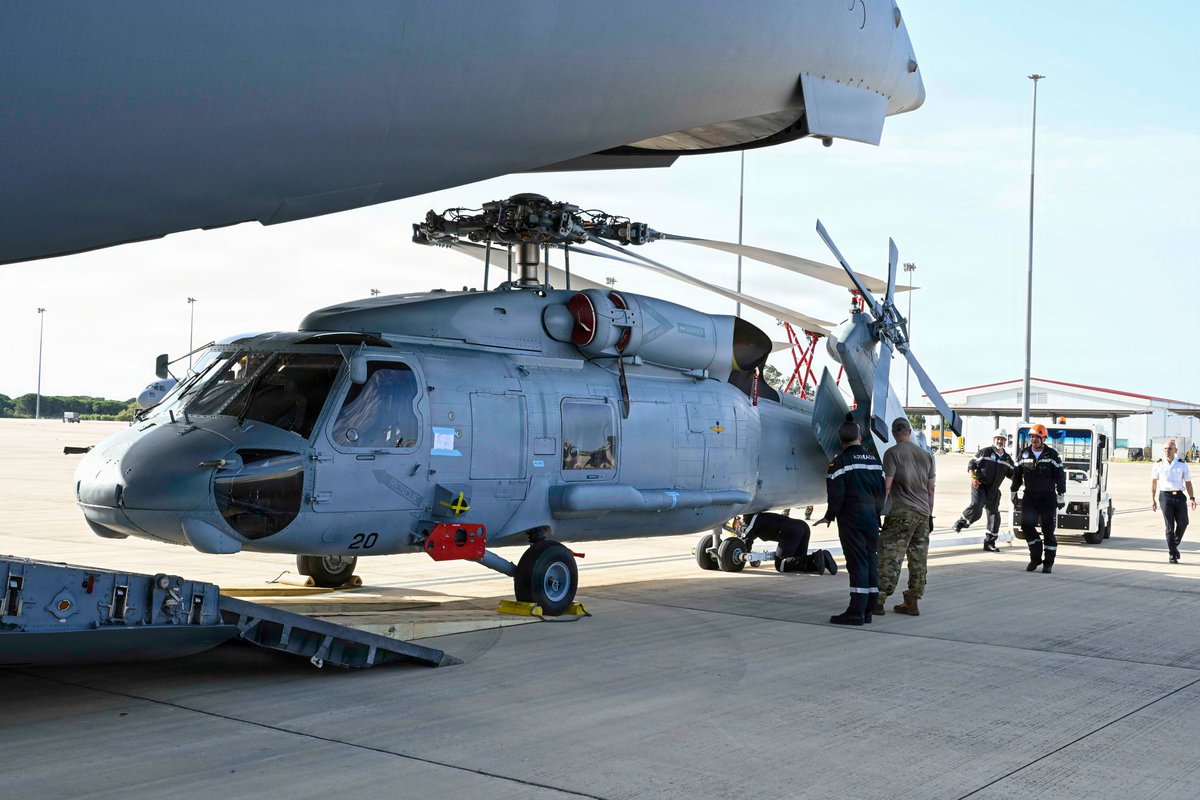 Roberto_yeager's tweet photo. Hace unos días todos nos hablaron del 7º #Sikorsky SH-60F #SeaHawk para la #Armada... Ahora han publicado más fotos de su llegada, el 23 de mayo, a borde de un #Boeing C-17A de la #USAF (#USNavy photo by Mass Communication Specialist 2nd Class Jett Morgan) #SH60F https://t.co/CPErrUrhtP